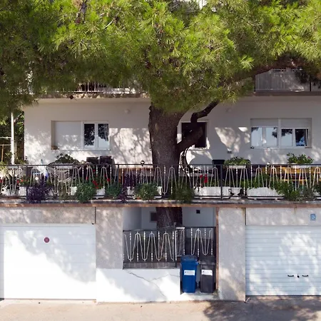 Apartments Adisa Omis Exterior photo